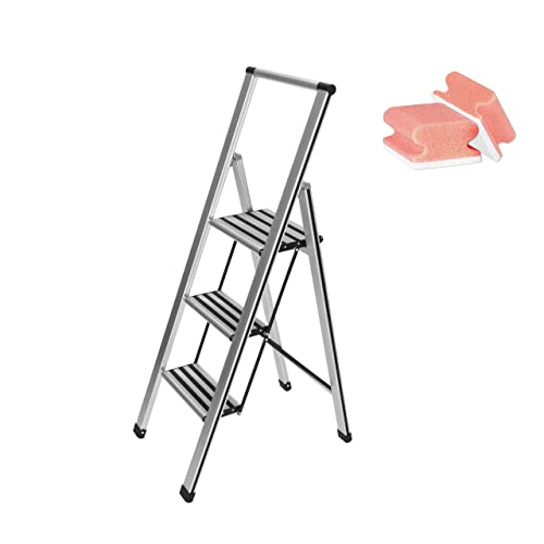 WENKO Alu-Design Klapptrittleiter 3-stufig, rutschfeste Haushaltsleiter, Sicherheitsstehleiter, gummierte XXL-Stufen, Aluminium, Maße 44 x 119 x 69 cm, Silber matt, inklusive Gratis 2er Set Schwämme